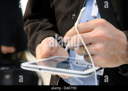 Ai clienti di controllare le ultime Samsung tablet al Mobile World Congress 2013 a Barcellona Foto Stock