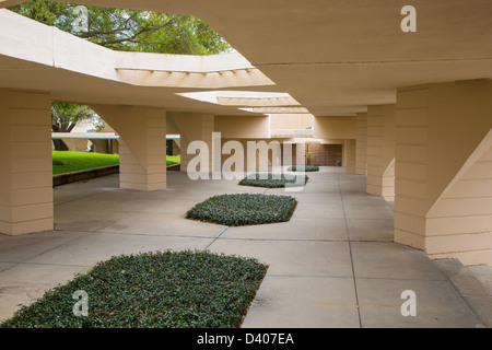 Spianate o passaggi coperti a Frank Lloyd Wright progettato bambino del sole del sud della Florida college campus in Lakeland FL Foto Stock