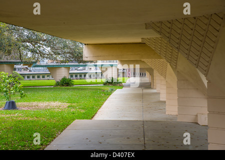 Spianate o passaggi coperti a Frank Lloyd Wright progettato bambino del sole del sud della Florida college campus in Lakeland FL Foto Stock