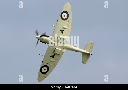 Spitfire V si sposta per mostrare il suo classico profilo alare ellittico e la configurazione dei rotanti RAF e dei radiatori del Supermarine Spitfire MKV Foto Stock