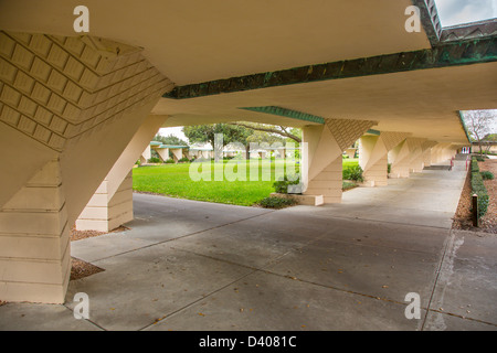 Spianate o passaggi coperti a Frank Lloyd Wright progettato bambino del sole del sud della Florida college campus in Lakeland FL Foto Stock