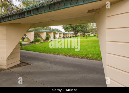 Spianate o passaggi coperti a Frank Lloyd Wright progettato bambino del sole del sud della Florida college campus in Lakeland FL Foto Stock