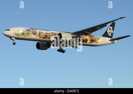 Air New Zealand Boeing 777 aereo di linea aereo jet rendendo il suo primo volo con la speciale di The Hobbit schema colori promuovere il Peter Jackson film Foto Stock