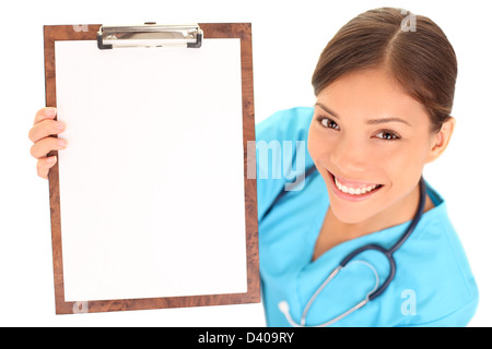 Ritratto di giovani asiatici femmina caucasica medico mostra vuoto segno negli appunti Copia con spazio per il testo su sfondo bianco Foto Stock