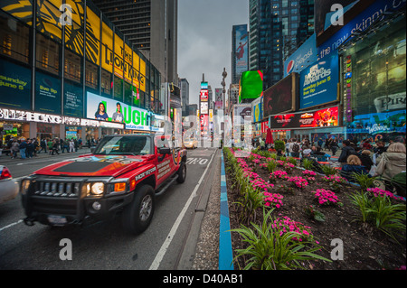 Un caldo 97.com promo auto cruising attraverso New York Times Square Foto Stock