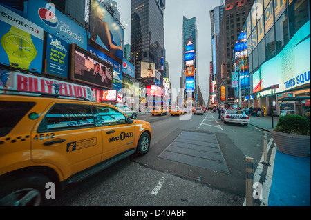 Taxi a New York Times Square dopo il tramonto Foto Stock