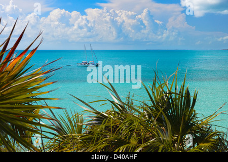 Un catamarano è ancorata al largo della Exuma di terra e di mare, parco Exuma Island, Bahamas Foto Stock