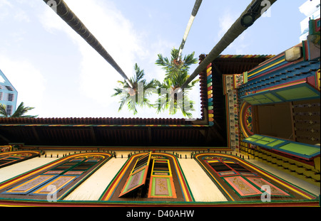 Guardando verso l'alto! Un bellissimo edificio tradizionale in 'Little India di Singapore. Foto Stock