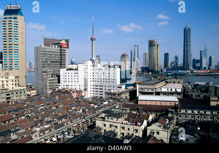 Vista panoramica della vecchia Shanghai con Hutong storici lungo il Bund con alto e moderno edificio di Pudong in background Foto Stock