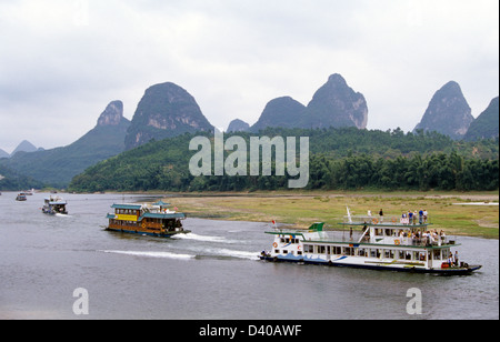 Navi da Crociera sul Fiume Li vicino a Guilin Cina Foto Stock