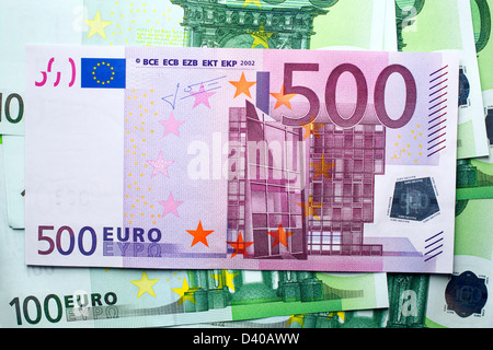 Banconota da 500 Euro, architettura moderna e ponte e 100 Euro banknktes come sfondo Foto Stock