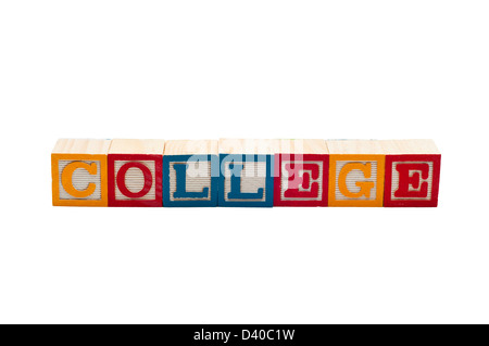 Blocchi di legno che scandisce la parola College. Isolato su sfondo bianco. Foto Stock