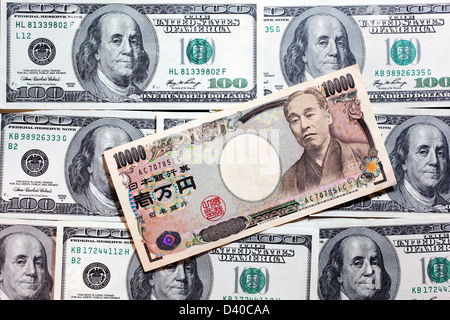 10000 Giapponese Yen banconota con Yukichi Fukuzawa e 100 dollari USA banconote come sfondo Foto Stock
