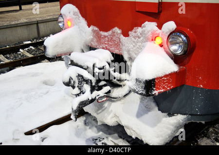 Locomotiva alla piattaforma in inverno, notte Foto Stock