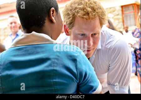 MASERU, LESOTHO: il principe Harry durante una visita a santa Bernadette la scuola per i ciechi, uno dei centri supportata dalla sua carità organizzazione Sentebalo il 27 febbraio 2013 in Maseru, Lesotho. Il principe è attualmente in Sud Africa come parte del suo tour per vedere in prima persona i progressi della sua carità organizzazione Sentebalo ha fatto. (Foto di Gallo Immagini / Foto24/ Conrad Bornman) Foto Stock