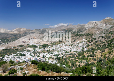 Naxos. Le Cicladi. La Grecia. In calce e il pittoresco villaggio di Filoti. Foto Stock