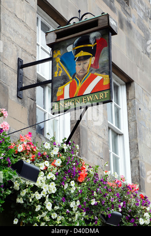 Un segno sopra il ensign Ewart tradizionale scozzese sulla barra Lawnmarket, Royal Mile, il centro di Edimburgo, Scozia, Regno Unito Foto Stock