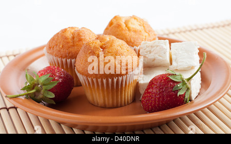 Muffin con fragole e crema di formaggio, primo piano Foto Stock