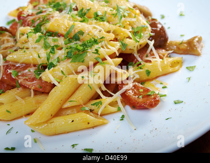 Italian Penne rigate pasta con salsiccia,muoia Foto Stock