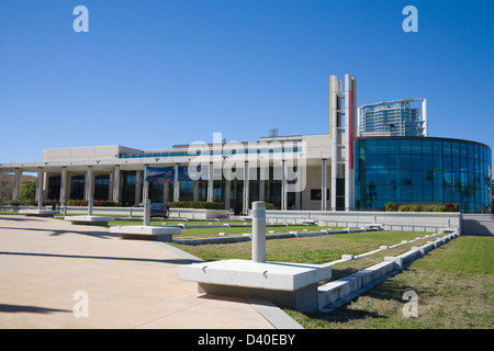 St Petersburg Florida USA Mahaffey Theatre in corso Energy Center per le Arti il grazioso inverni febbraio giorno meteo limpido cielo blu Foto Stock