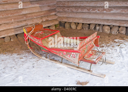 Decorate tradizionale russo lo slittino. Vitoslavlitsy del museo a cielo aperto dell'architettura in legno. Novgorod la Grande, Russia Foto Stock