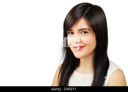 Primo piano di una bella giovane donna asiatica con un ampio sorriso isolati su sfondo bianco - copyspace Foto Stock