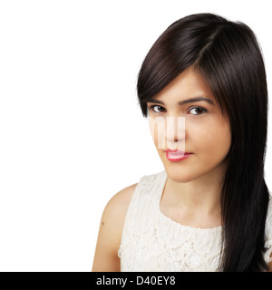 Primo piano di una bella giovane donna asiatica con un ampio sorriso isolati su sfondo bianco - copyspace Foto Stock