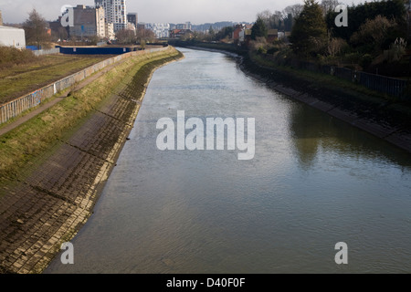 Calcestruzzo di rinforzo revetments fiume per aumentare il rendimento di canale, Fiume Gipping, Ipswich, Suffolk, Inghilterra Foto Stock