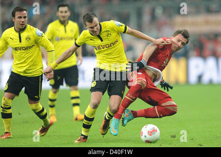 Monaco di Baviera, Germania. Il 27 febbraio 2013. Monaco di Baviera Mario Mandzukic (R) il sistema VIES per la palla con Dortmund Kevin Grosskreutz e Mario Goetze (L) durante la DFB Cup quarti di finale match tra FC Bayern Monaco e Borussia Dortmund a stadio Allianz Arena di Monaco di Baviera. Foto: Andreas Gebert/dpa/Alamy Live News Foto Stock