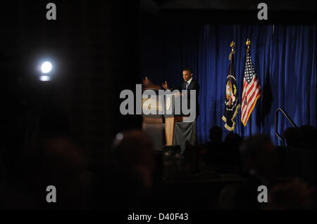 Washington DC, Stati Uniti d'America. Il 27 febbraio 2013. Il Presidente degli Stati Uniti Barack Obama si riflette in uno specchio come egli parla al Business cena del Consiglio 27 febbraio 2013 presso il Park Hyatt Hotel di Washington DC. .Credito: Olivier Douliery / Pool via CNP/Alamy Live News Foto Stock