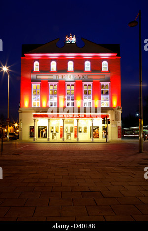 Facciata illuminata al Old Vic Theatre sul taglio, Waterloo, London, Regno Unito Foto Stock