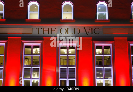 Facciata illuminata al Old Vic Theatre sul taglio, Waterloo, London, Regno Unito Foto Stock