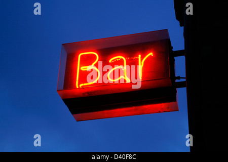 Insegna al neon per il bar al Young Vic Theatre sul taglio, Waterloo, London, Regno Unito Foto Stock