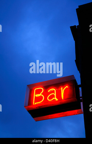 Insegna al neon per il bar al Young Vic Theatre sul taglio, Waterloo, London, Regno Unito Foto Stock