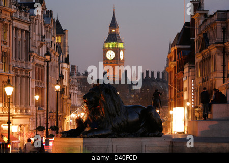 Big Ben, le persone presenti, visto da Trafalgar Square, all'alba Foto Stock