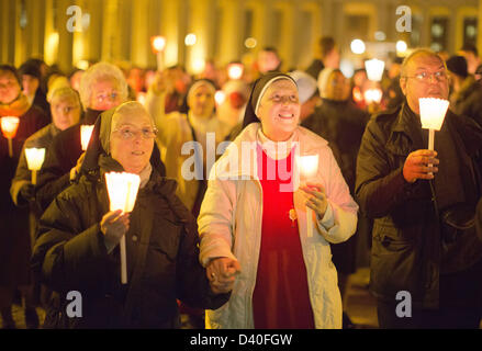 Roma, Italia. Il 27 febbraio 2013. Pellegrini pregano per il Papa Benedetto in Piazza San Pietro e Città del Vaticano, 27 febbraio 2013. A 8pm ora locale 28 Feb il Papa sarà ufficialmente dimettersi e ormai noto come papa emerito. Foto: MICHAEL KAPPELER/dpa/Alamy Live News Foto Stock