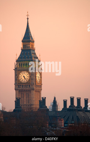 Big Ben, visto da Trafalgar Square, all'alba Foto Stock