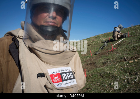 Deminers lavorando in un campo minato nel nord Iraq. Foto Stock