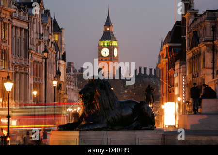 Big Ben, le persone presenti, visto da Trafalgar Square, all'alba Foto Stock