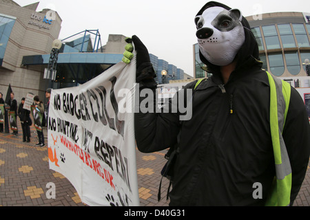 I diritti degli animali i dimostranti fuori il sindacato nazionale degli agricoltori conferenza protestando circa il badger cull Foto Stock