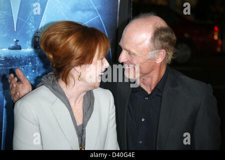 Los Angeles, California, USA. Il 27 febbraio 2013. Noi attore Ed Harris e sua moglie Amy Madigan frequentare la premiere del film 'Il Fantasma' a TLC Chinese Theatre di Hollywood e Los Angeles, Stati Uniti d'America, il 27 febbraio 2013. Foto: Hubert Boesl/dpa/Alamy Live News Foto Stock