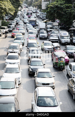 Si tratta di una foto del traffico a Bangkok in Tailandia durante le ore di punta. La strada è piena di auto, camion e moto Foto Stock