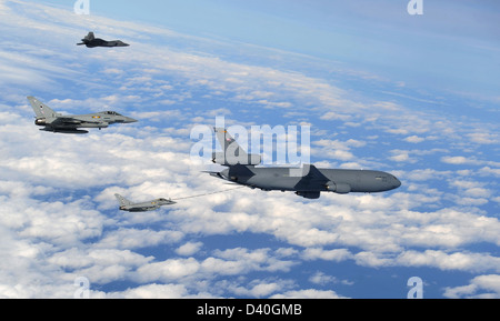 Un U.S. Air Force KC-10 Extender refuels due Royal Air Force Eurofighter Typhoon aeromobili e un U.S. Air Force F-22 Raptor Foto Stock