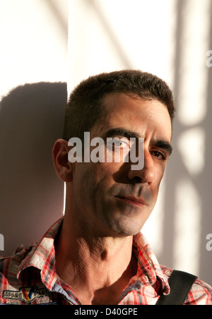 L uomo nel telaio della finestra ombre contro la parete Foto Stock