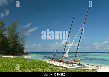 Una barca sulla spiaggia di La Dique nelle Seychelles Foto Stock