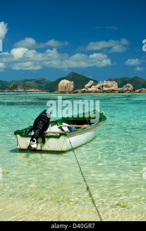 Una barca sulla spiaggia di La Dique nelle Seychelles Foto Stock