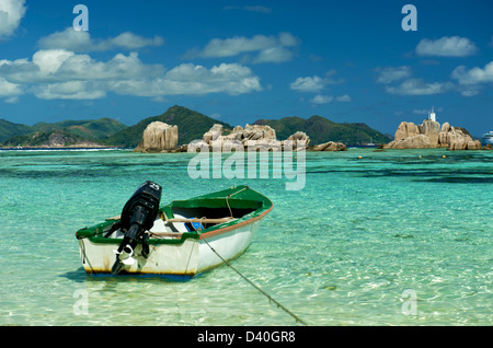 Una barca sulla spiaggia di La Dique nelle Seychelles Foto Stock