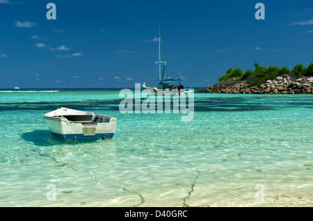 Una barca sulla spiaggia di La Dique nelle Seychelles Foto Stock