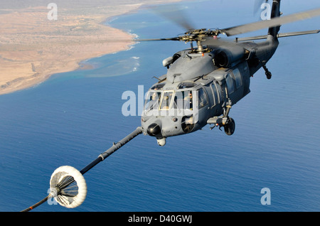 Un U.S. Air Force HH-60 Pave Hawk dalla 303Salvataggio Expeditionary Squadron refuels da un MC-130P combattere ombra Foto Stock