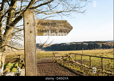 Cartello in legno rivolti verso il sentiero alla parete di Adriano vicino a falesia Lough da Rigg in acciaio Parcheggio vicino una volta infuso di Northumberland REGNO UNITO Foto Stock